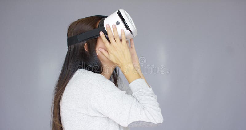 Прелестная женщина работая с стеклами виртуальной реальности