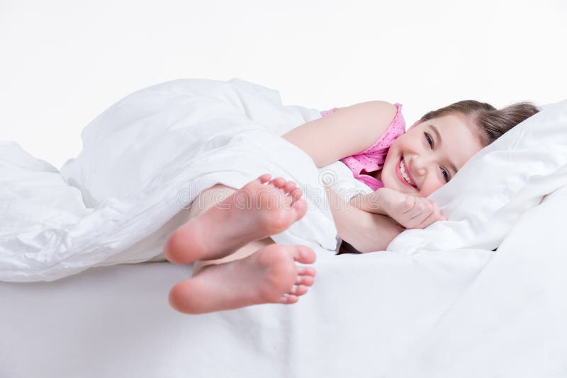 Прелестная счастливая маленькая девочка в розовом nightie бодрствующем. стоковые изображения
