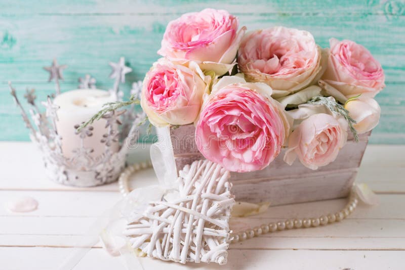 Предпосылка с сладостными розовыми розами цветет в деревянной коробке, decorat стоковая фотография Предпосылка с сладостными розовыми розами цветет в деревянной коробке, decorat стоковая фотография