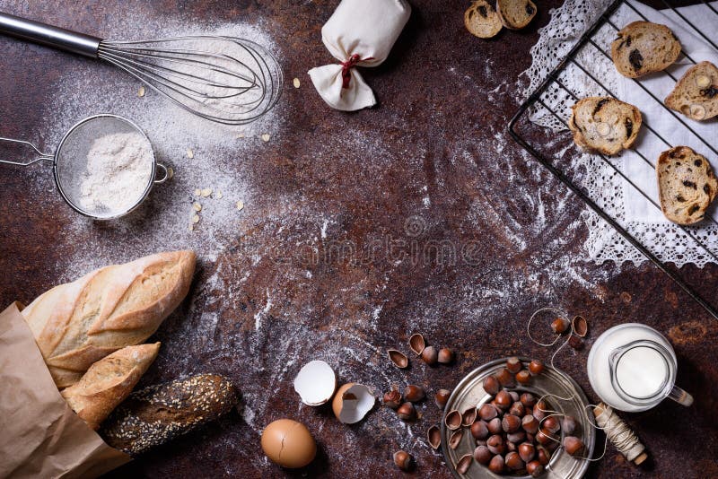 Предпосылка хлебопекарни, печь ингридиенты над деревенским countertop кухни Испеченные печенья с фундуками, хлебом рож, молоком и стоковые фотографии rf Предпосылка хлебопекарни, печь ингридиенты над деревенским countertop кухни Испеченные печенья с фундуками, хлебом рож, молоком и стоковые фотографии rf
