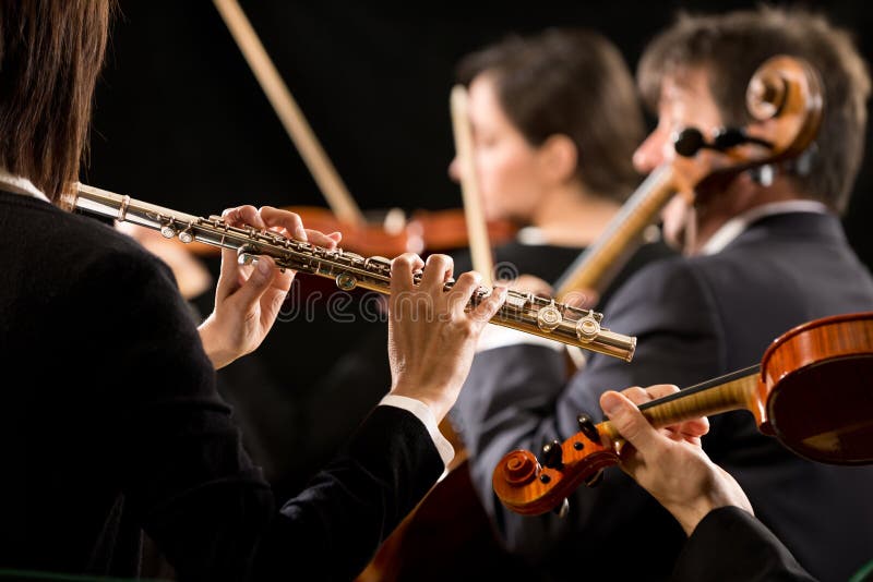 Представление симфонического оркестра: конец-вверх flutist стоковое изображение