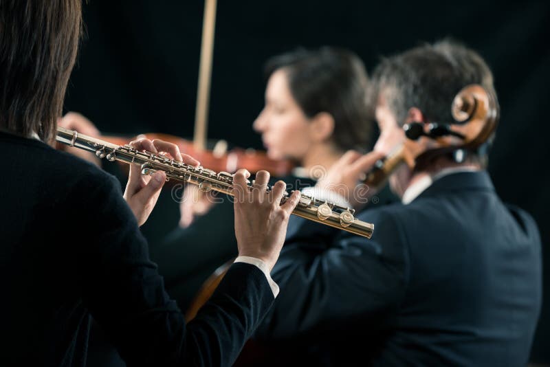 Представление симфонического оркестра: конец-вверх flutist стоковая фотография rf