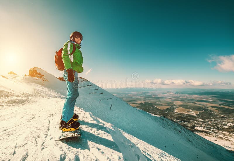 Пребывание Snowboarder на верхней части горы стоковое изображение rf Пребывание Snowboarder на верхней части горы стоковое изображение rf