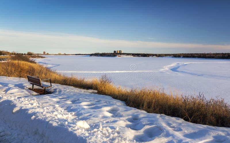 Предгорья Калгари Альберты весеннего времени резервуара Snowy Glenmore скамейки в парке предыдущие стоковые фото Предгорья Калгари Альберты весеннего времени резервуара Snowy Glenmore скамейки в парке предыдущие стоковые фото