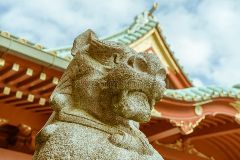 Предохранитель статуи Komainu святыни Kanda Myojin синтоистской в токио, Японии стоковое изображение Предохранитель статуи Komainu святыни Kanda Myojin синтоистской в токио, Японии стоковое изображение
