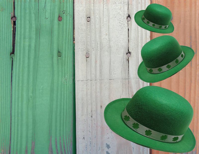 Предпосылка дня St. Patrick падая шляп лепрекона против ирландских цветов флага стоковая фотография rf Предпосылка дня St. Patrick падая шляп лепрекона против ирландских цветов флага стоковая фотография rf