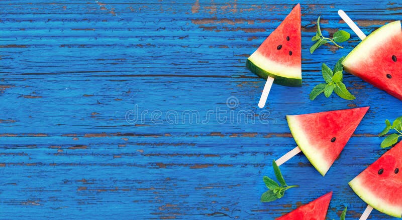 Предпосылка лета Popsicles куска плодоовощ арбуза на голубом w стоковое фото