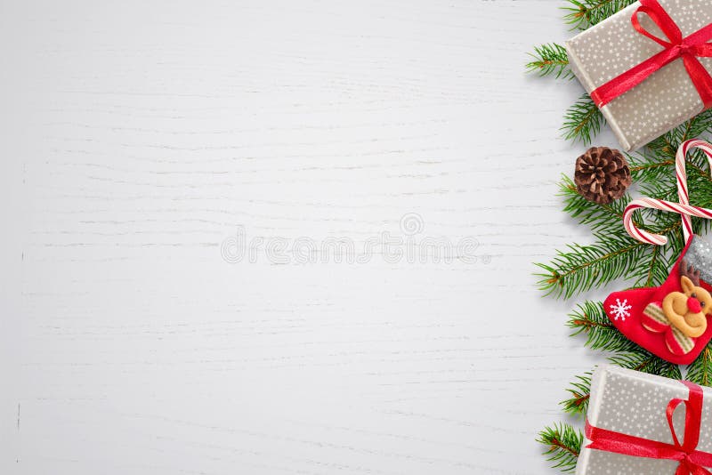 Предпосылка рождества с ветвями, подарками, носком и pinecones ели на правильной позиции Открытый космос для текста на левой стор стоковое изображение rf