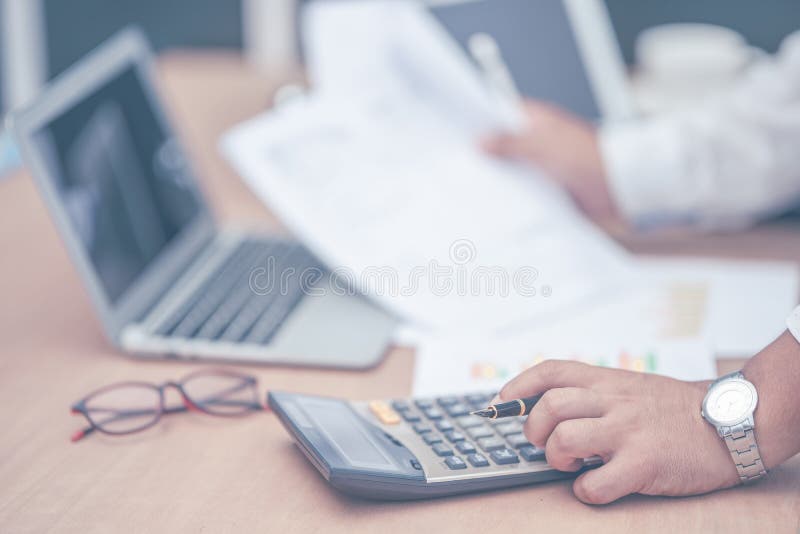 Предприниматель с ручным ручкой, работающий на калькуляторе стоковые фотографии rf