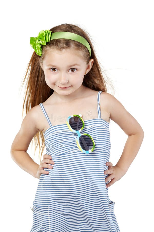 Представлять маленькую девочку в striped голубых sundress стоковые изображения