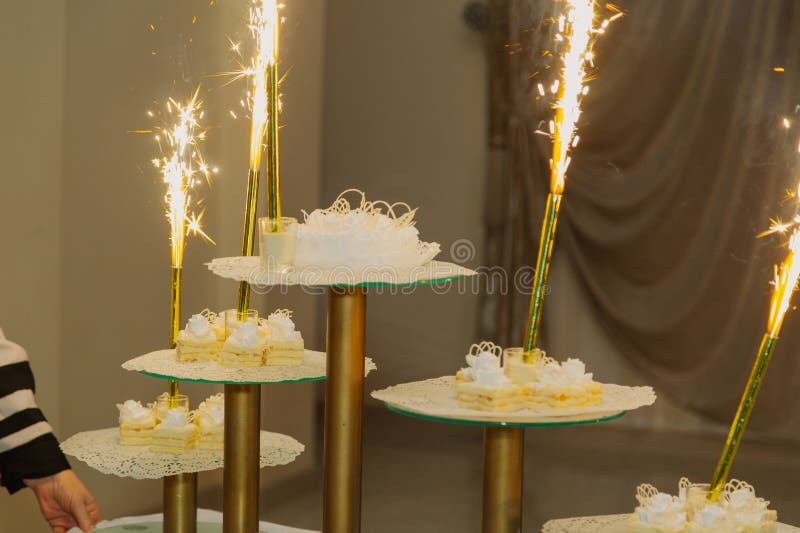 прекрасный свадебный торт на свадьбе с светящимися огнями