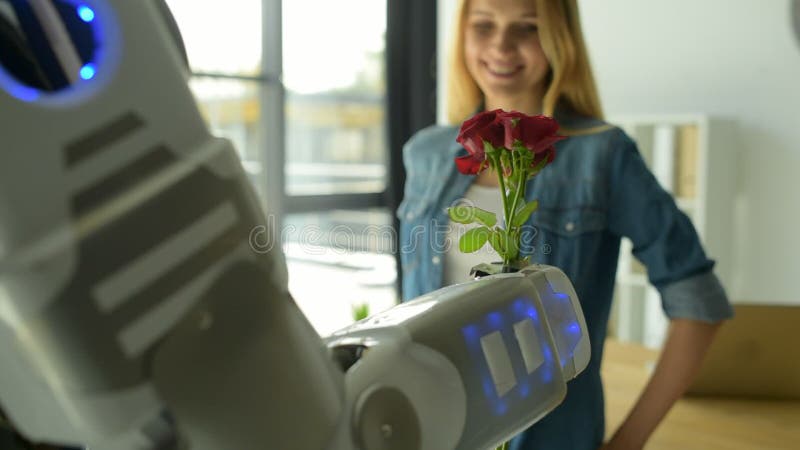 Прелестная робототехническая машина давая букет девушки роз
