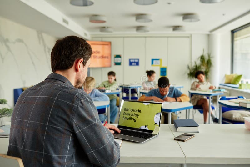 преподаватель с ноутбуком в классе стоковые фотографии rf