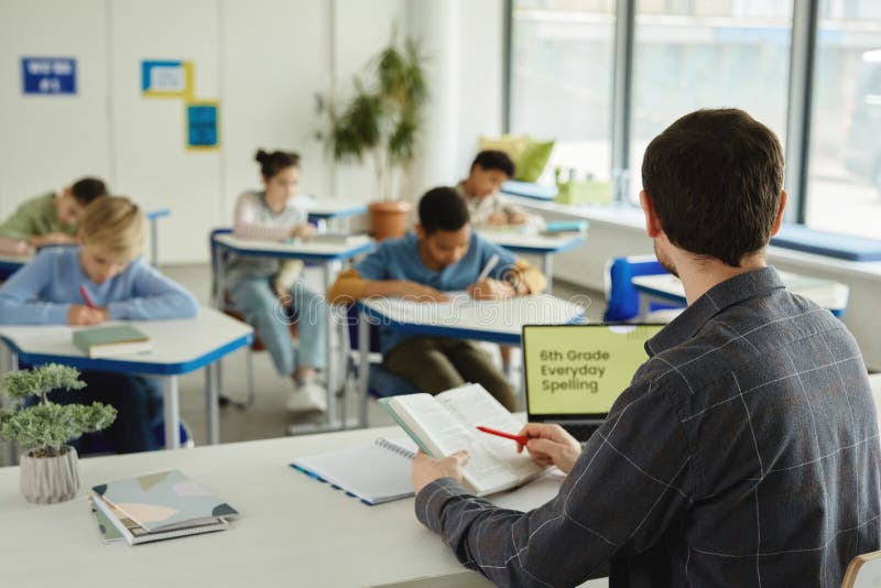 преподавательский надзор за работой в классе стоковое изображение rf