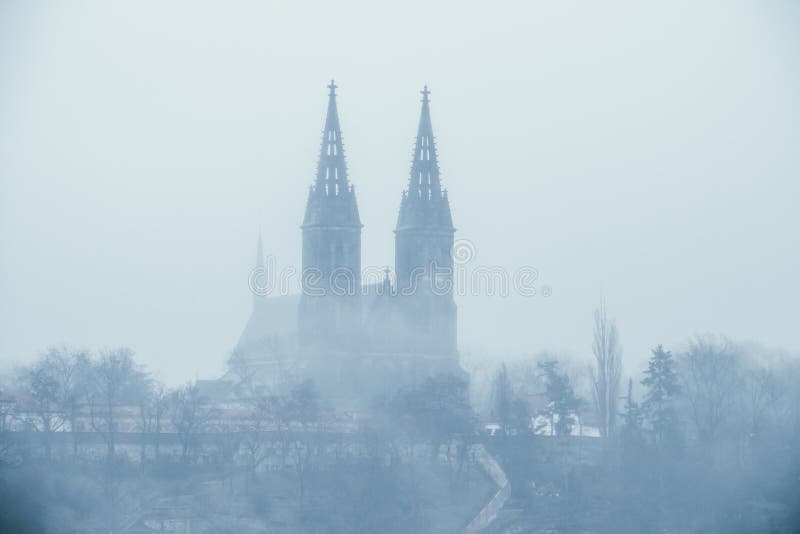 Преследовать церковь - старая базилика Vysehrad St Peter и Pavel предусматриванных в тумане во время туманного дня стоковая фотография Преследовать церковь - старая базилика Vysehrad St Peter и Pavel предусматриванных в тумане во время туманного дня стоковая фотография