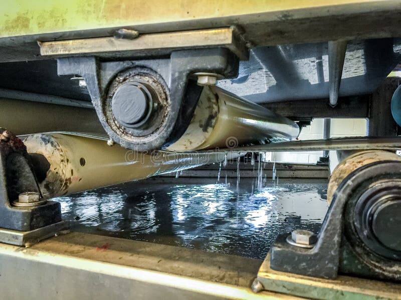 Пресса фильтра пояса извлекает чрезмерное количество воды от нечистот на отработанной воде Trea стоковое фото rf Пресса фильтра пояса извлекает чрезмерное количество воды от нечистот на отработанной воде Trea стоковое фото rf