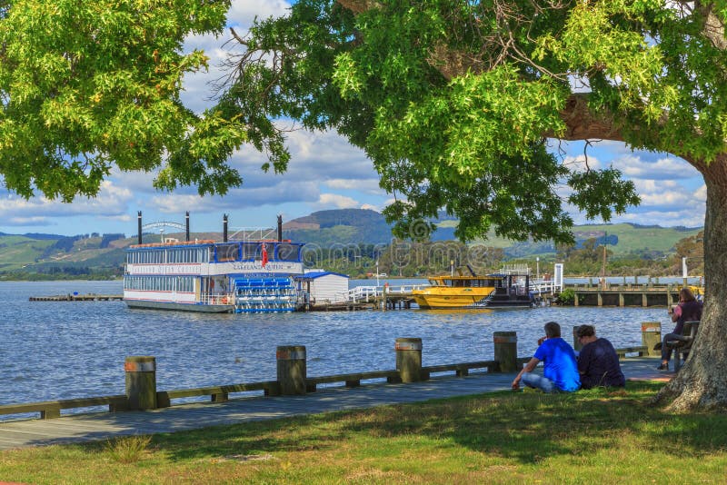 Прибрежная полоса озера Rotorua, Новой Зеландии, с туристскими шлюпками стоковые фото Прибрежная полоса озера Rotorua, Новой Зеландии, с туристскими шлюпками стоковые фото