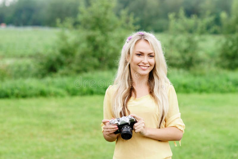 Привлекательный, красивый, маленькая девочка фотографируя outdoors стоковое изображение