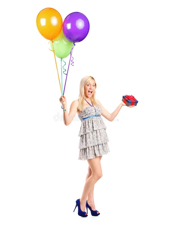 привлекательная женщина удерживания подарка ballons стоковое фото rf привлекательная женщина удерживания подарка ballons стоковое фото rf