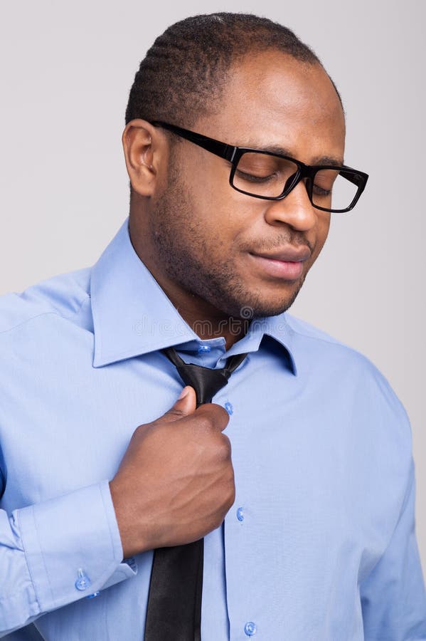 Привлекательный темнокожий мужчина выглядит разочарованным стоковое изображение