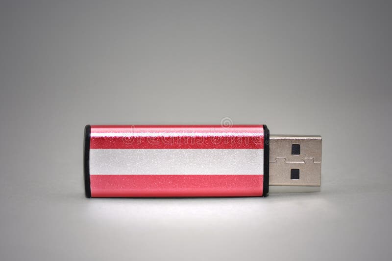 Привод вспышки Usb с национальным флагом Австрии на серой предпосылке стоковые фотографии rf Привод вспышки Usb с национальным флагом Австрии на серой предпосылке стоковые фотографии rf