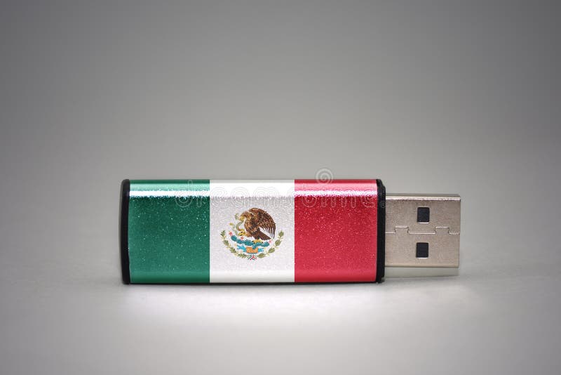 Привод вспышки Usb с национальным флагом Мексики на серой предпосылке стоковое изображение Привод вспышки Usb с национальным флагом Мексики на серой предпосылке стоковое изображение