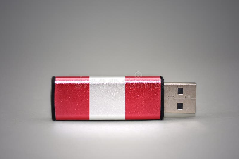 Привод вспышки Usb с национальным флагом Перу на серой предпосылке стоковая фотография Привод вспышки Usb с национальным флагом Перу на серой предпосылке стоковая фотография