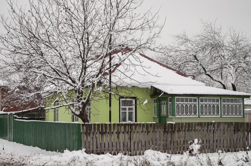 Пригород зимы предусматриванный с огромным количеством белого снега Улицы маленького города