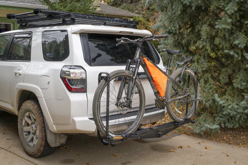 приключенческий велосипед 600 x приоритет на задней стороне внедорожника toyota 4runner с стоковое изображение rf