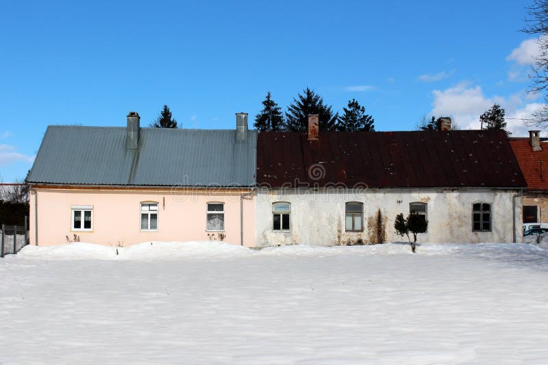 Прикрепленные пригородные дома сравнивают между новой и старой стоковая фотография rf Прикрепленные пригородные дома сравнивают между новой и старой стоковая фотография rf