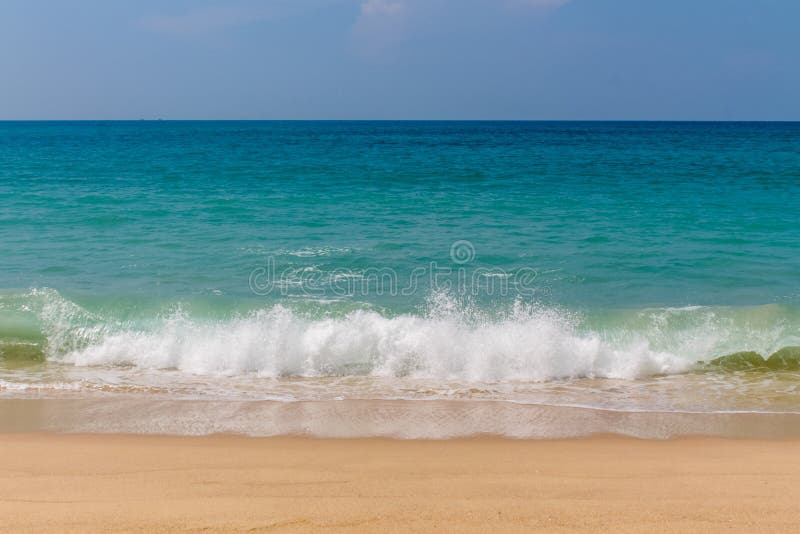 Прилив океана развевает на песчаном пляже рая