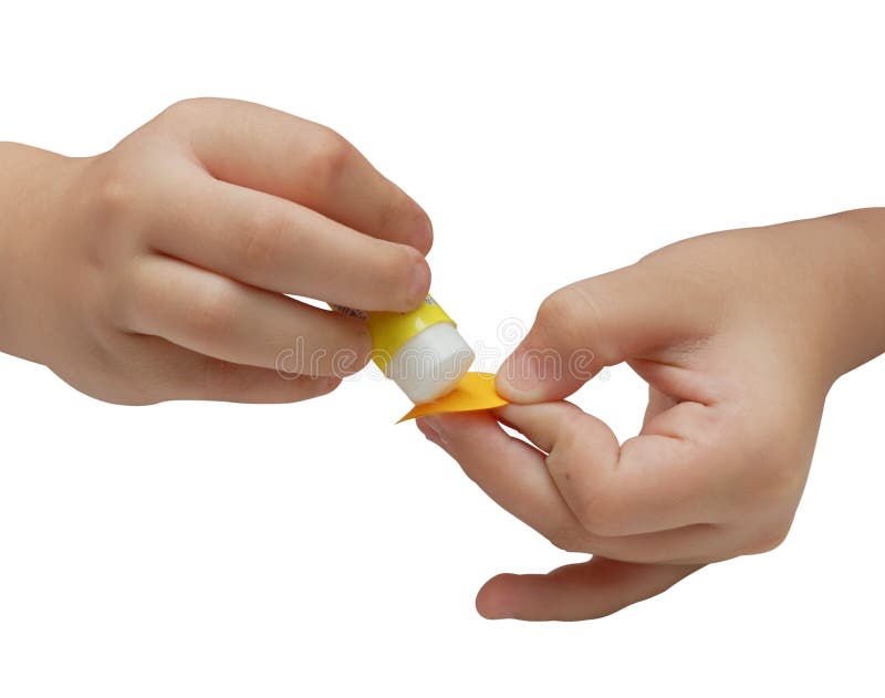 Детские руки наносят клей на бумагу стоковое изображение rf