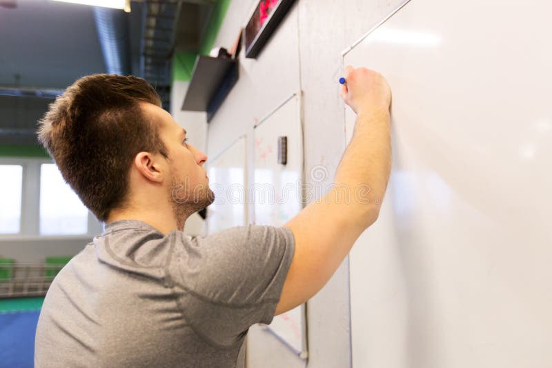 Примечание сочинительства человека к whiteboard в спортзале стоковая фотография