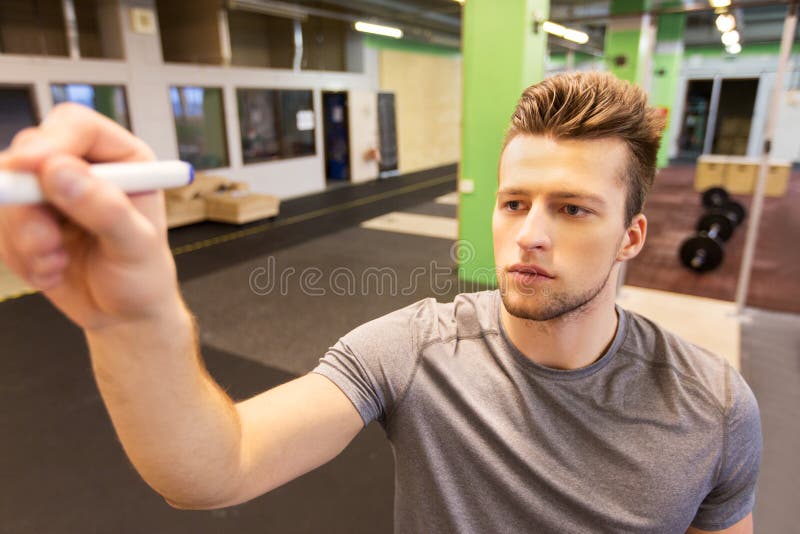 Примечание сочинительства человека к whiteboard в спортзале стоковые изображения rf