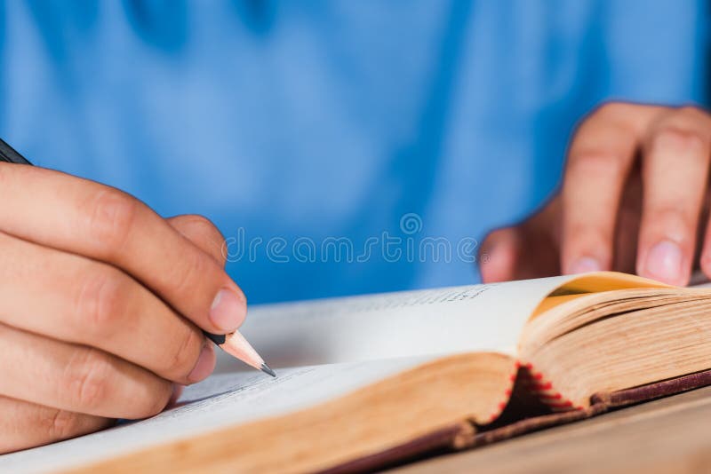 Примечание сочинительства человека в старой книге стоковые фотографии rf