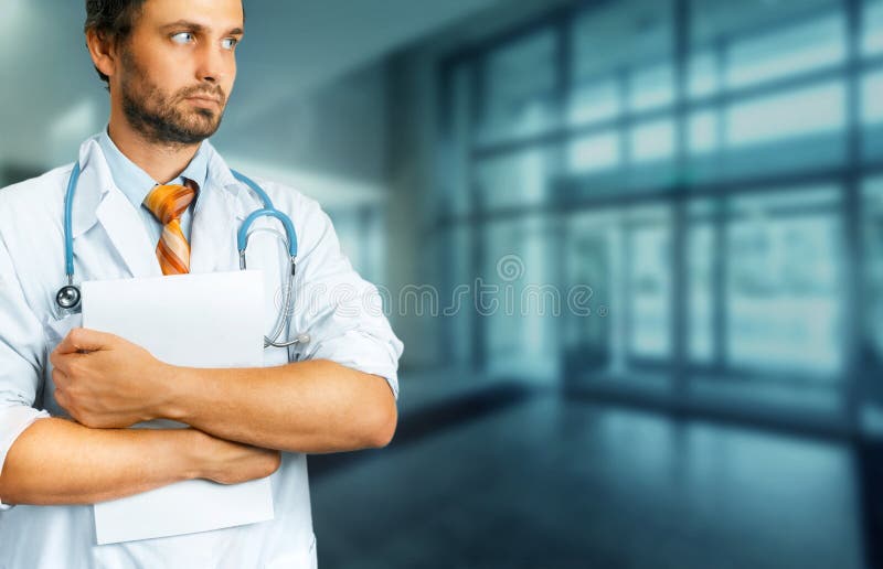 Принципиальная схема медицинского соревнования и медицины Мужской доктор с медицинским журналом документа стоковое фото