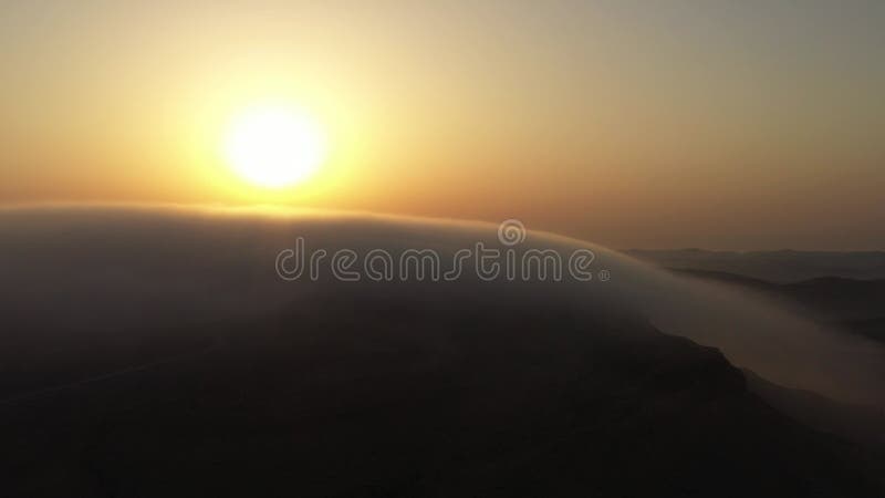 природа удивительное явление облачного серфинга над горными скалами в пустыне. волшебный момент над облаками на рассвете