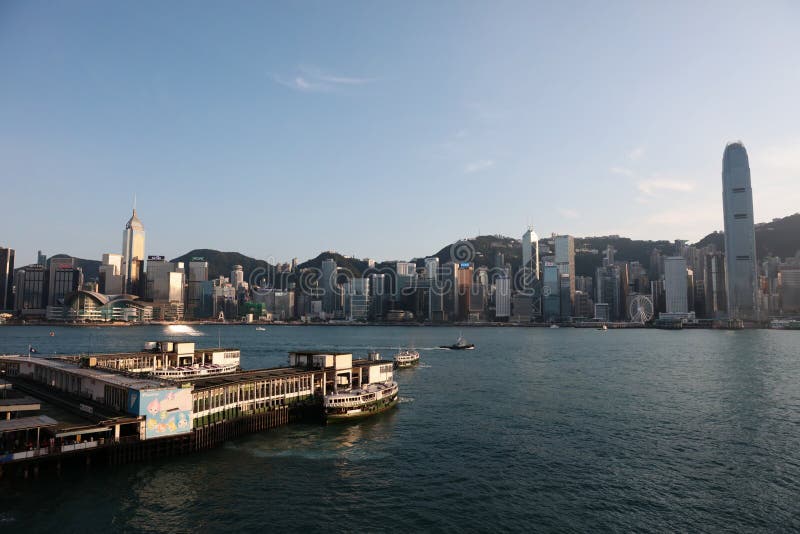 Пристань парома звезды Tsim Sha Tsui с голубым небом в hk стоковая фотография rf Пристань парома звезды Tsim Sha Tsui с голубым небом в hk стоковая фотография rf