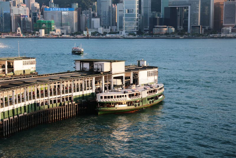 Пристань парома звезды Tsim Sha Tsui с голубым небом в hk стоковые фотографии rf Пристань парома звезды Tsim Sha Tsui с голубым небом в hk стоковые фотографии rf