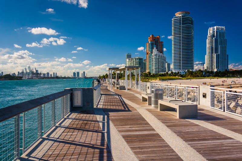 Пристань рыбной ловли на южном парке Pointe и взгляде небоскребов в Mia стоковое фото Пристань рыбной ловли на южном парке Pointe и взгляде небоскребов в Mia стоковое фото