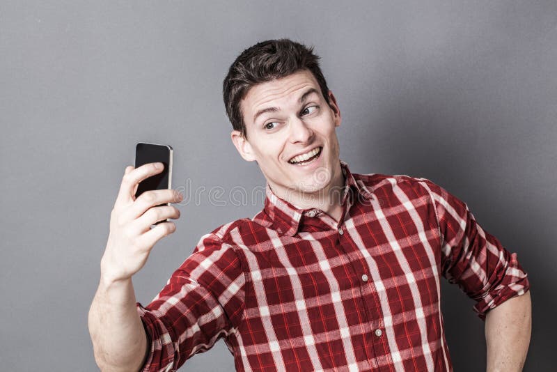 Притворный молодой атлетический человек наслаждаясь принимающ selfie для соблазнения стоковые изображения rf