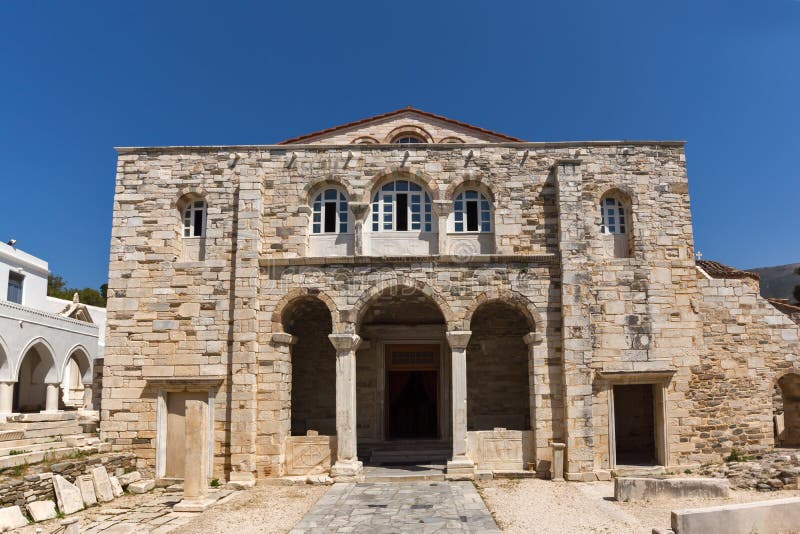 Прифронтовой взгляд церков Panagia Ekatontapiliani в Parikia, острове Paros, Греции стоковые фотографии rf Прифронтовой взгляд церков Panagia Ekatontapiliani в Parikia, острове Paros, Греции стоковые фотографии rf