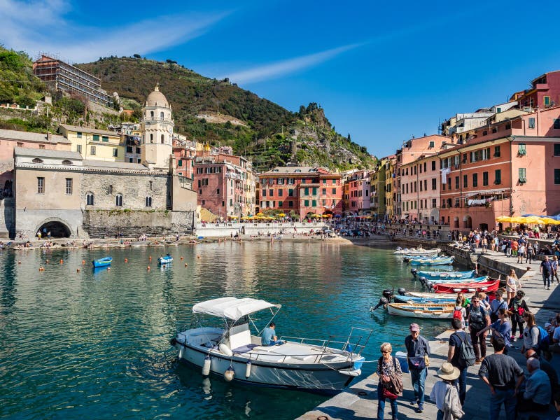 Прифронтовой взгляд главной площади и порта городка Vernazza в регионе Cinque Terre - Италии стоковое фото rf Прифронтовой взгляд главной площади и порта городка Vernazza в регионе Cinque Terre - Италии стоковое фото rf