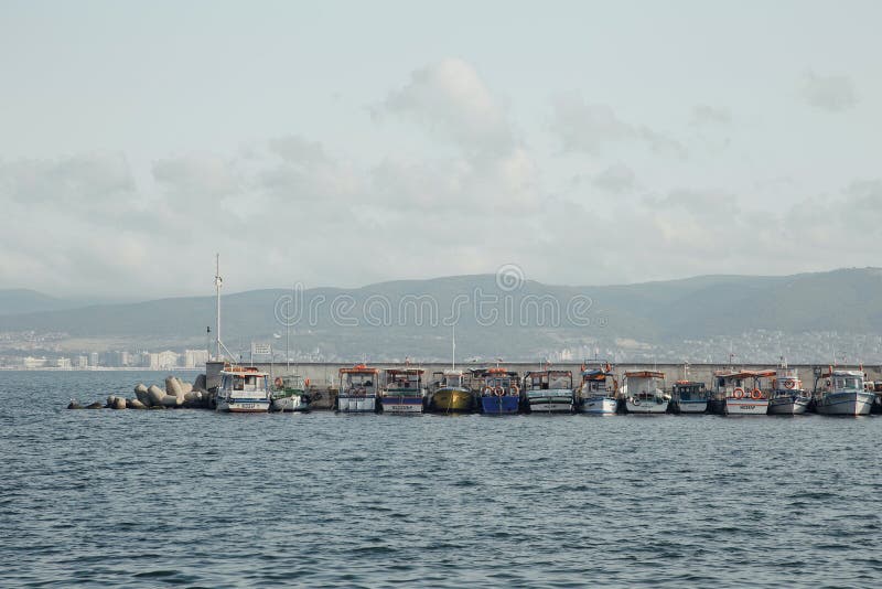 Причал транспортного средства и лодки в Болгарии. Автомобили на море. Побережье черного моря в Болгарии вблизи несебр стоковая фотография rf