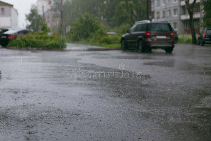 Проливной дождь ударяет бетон Отражения в bokeh стоковые изображения