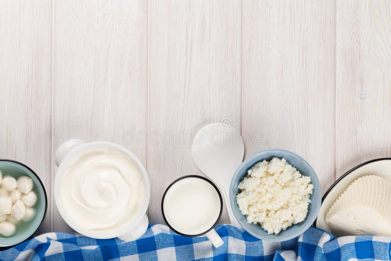 продукты изоляции молокозавода белые Сметана, молоко, сыр, югурт и масло стоковое изображение rf