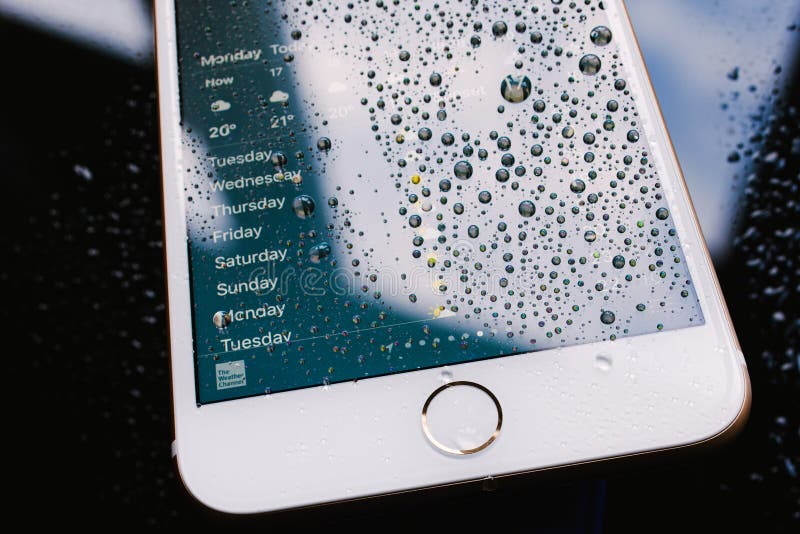 Прогноз погоды IPhone 7 добавочный водоустойчивый еженедельный на дисплее стоковое фото rf Прогноз погоды IPhone 7 добавочный водоустойчивый еженедельный на дисплее стоковое фото rf