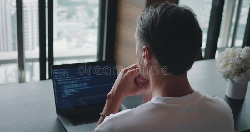 программист, работающий на портативном компьютере, сидящем на рабочем месте, в офисном коде. представление