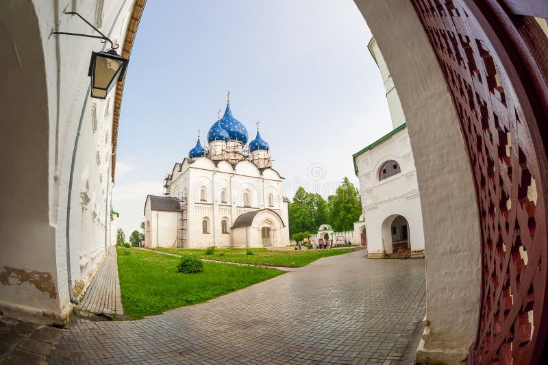 Suzdal Kremlin - the oldest part of the city, the core of Suzdal, according to archaeologists with existing X century. The Kremlin is located in a bend of the Kamenka River in the southern part of the city. Suzdal Kremlin - the oldest part of the city, the core of Suzdal, according to archaeologists with existing X century. The Kremlin is located in a bend of the Kamenka River in the southern part of the city.