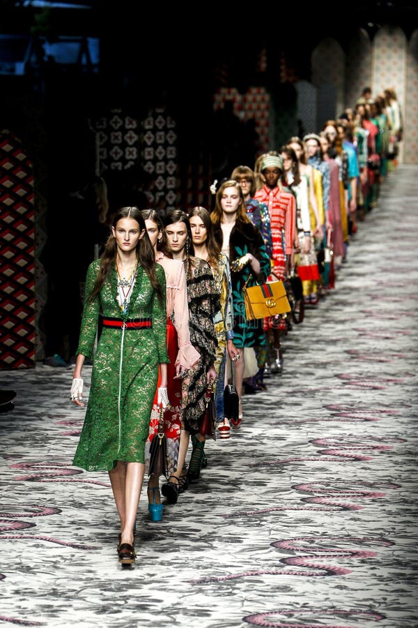 Прогулка моделей финал взлётно-посадочная дорожка во время выставки Gucci стоковые фотографии rf